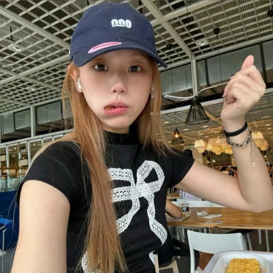 穿风信子蓝的少女